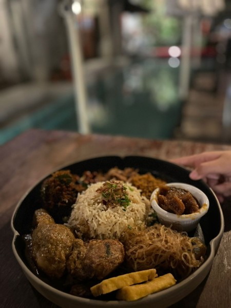 【おしゃれスポット】プール付きカフェ Kafe Kleptokratでリゾート気分を満喫